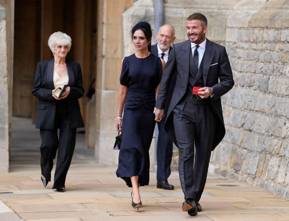 تكريم أسطورة كرة القدم الإنجليزية David Beckham بلقب فارس من قبل الملك تشارلز الثالث