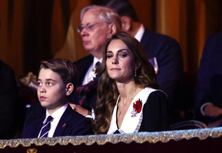 Prince George يظهر بشكل نادر إلى جانب Princess Kate