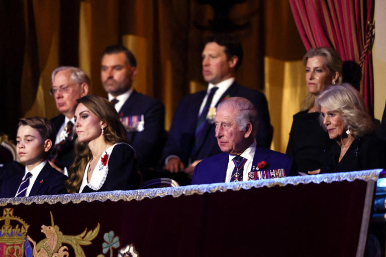 Prince George يظهر بشكل نادر إلى جانب Princess Kate