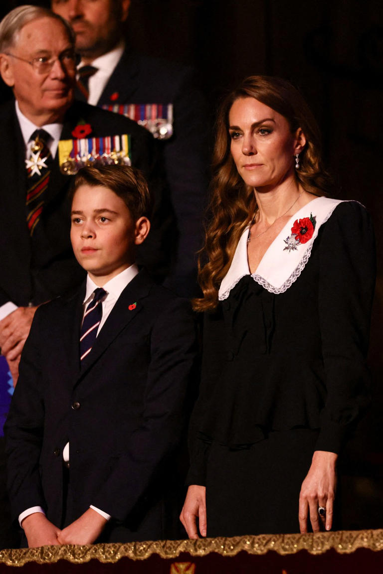 Prince George يظهر بشكل نادر إلى جانب Princess Kate
