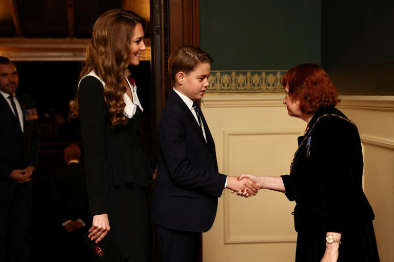 Prince George يظهر بشكل نادر إلى جانب Princess Kate
