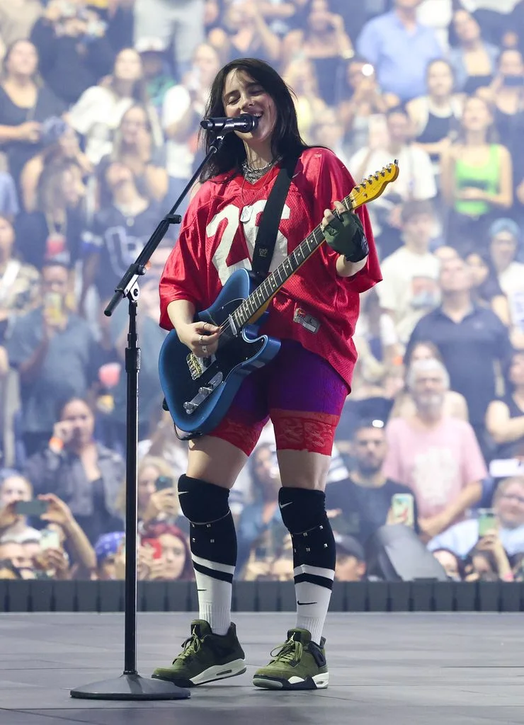 صور نادرة للنجمة Billie Eilish مع والديها في منزلهم الصغير في لوس انجلوس
