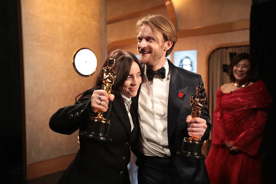 صور نادرة للنجمة Billie Eilish مع والديها في منزلهم الصغير في لوس انجلوس