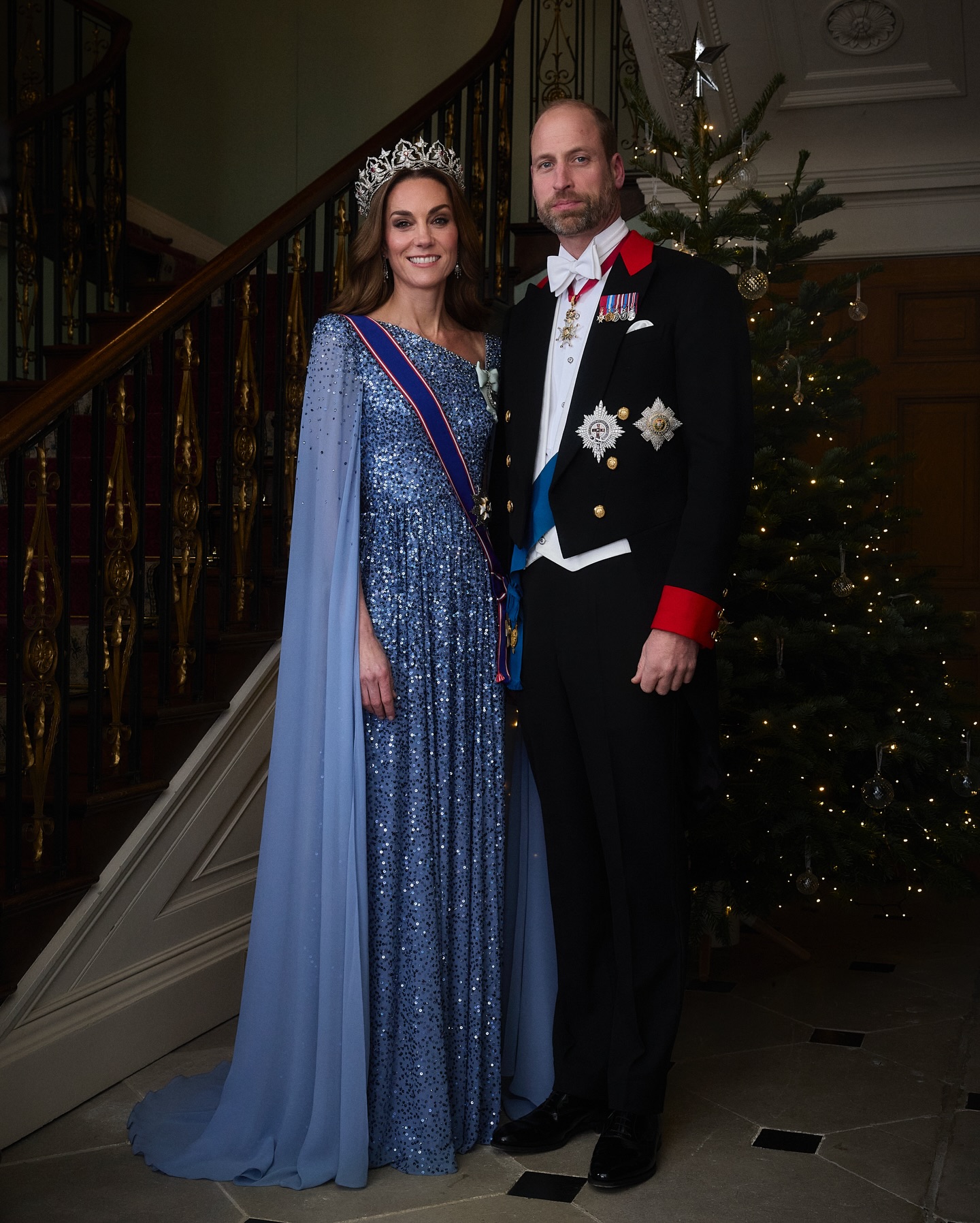 الأميرة Kate تلعب بالبروتوكول الملكي في ثوبها اللامع وتاجها الأكبر 