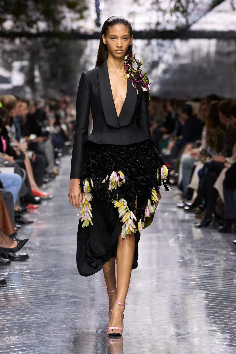  Dior، Jonathan Andersonيُهدي فن الأزياء الراقية باقة من الزهور
