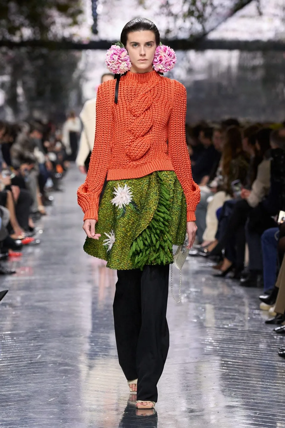  Dior، Jonathan Andersonيُهدي فن الأزياء الراقية باقة من الزهور