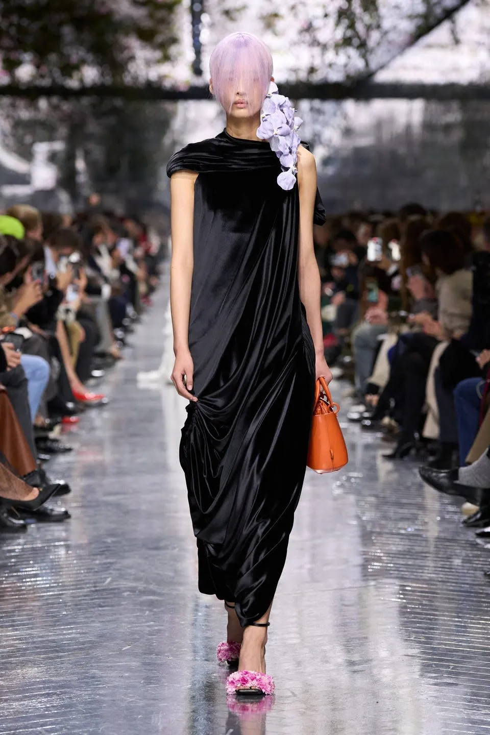  Dior، Jonathan Andersonيُهدي فن الأزياء الراقية باقة من الزهور