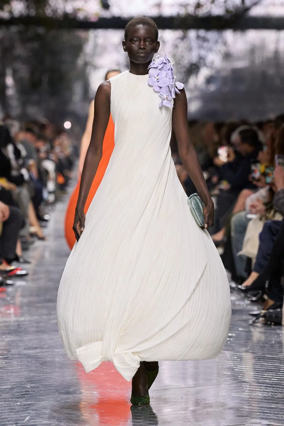  Dior، Jonathan Andersonيُهدي فن الأزياء الراقية باقة من الزهور