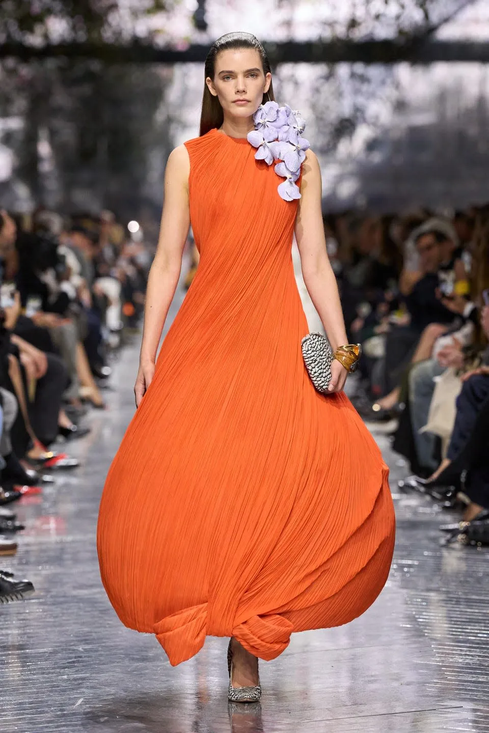  Dior، Jonathan Andersonيُهدي فن الأزياء الراقية باقة من الزهور