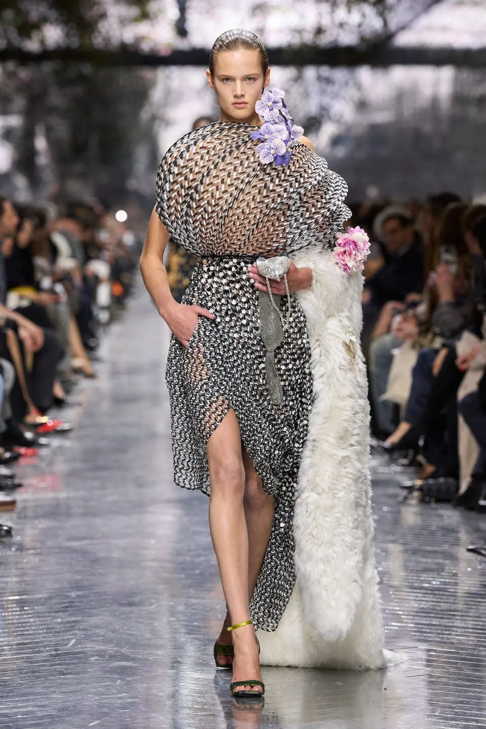  Dior، Jonathan Andersonيُهدي فن الأزياء الراقية باقة من الزهور