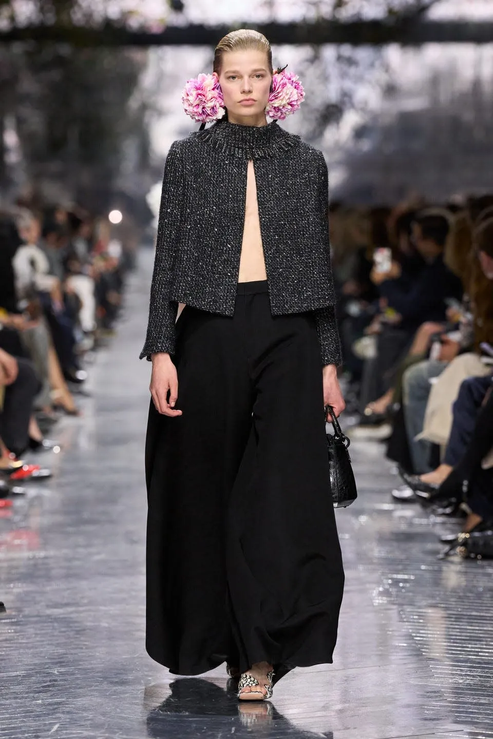  Dior، Jonathan Andersonيُهدي فن الأزياء الراقية باقة من الزهور