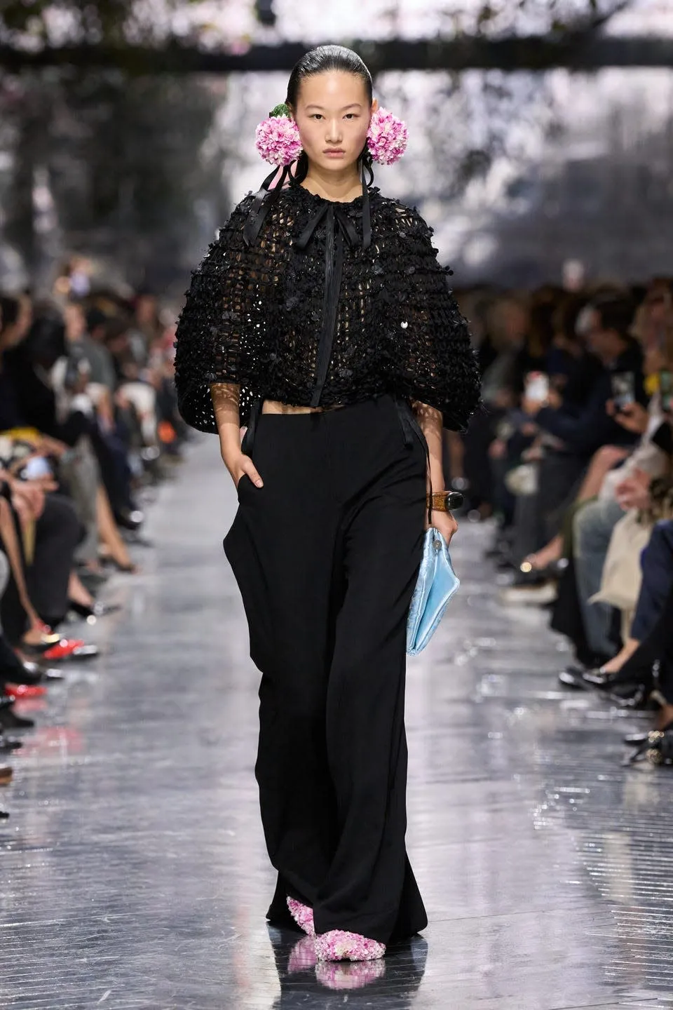  Dior، Jonathan Andersonيُهدي فن الأزياء الراقية باقة من الزهور