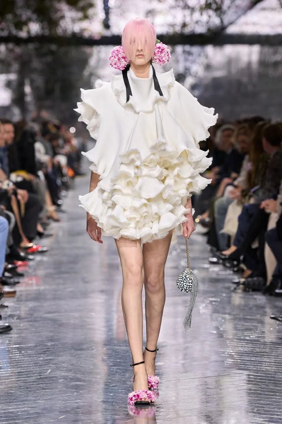  Dior، Jonathan Andersonيُهدي فن الأزياء الراقية باقة من الزهور