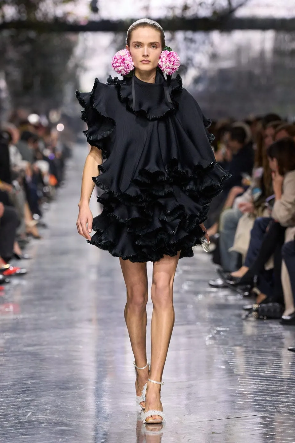  Dior، Jonathan Andersonيُهدي فن الأزياء الراقية باقة من الزهور
