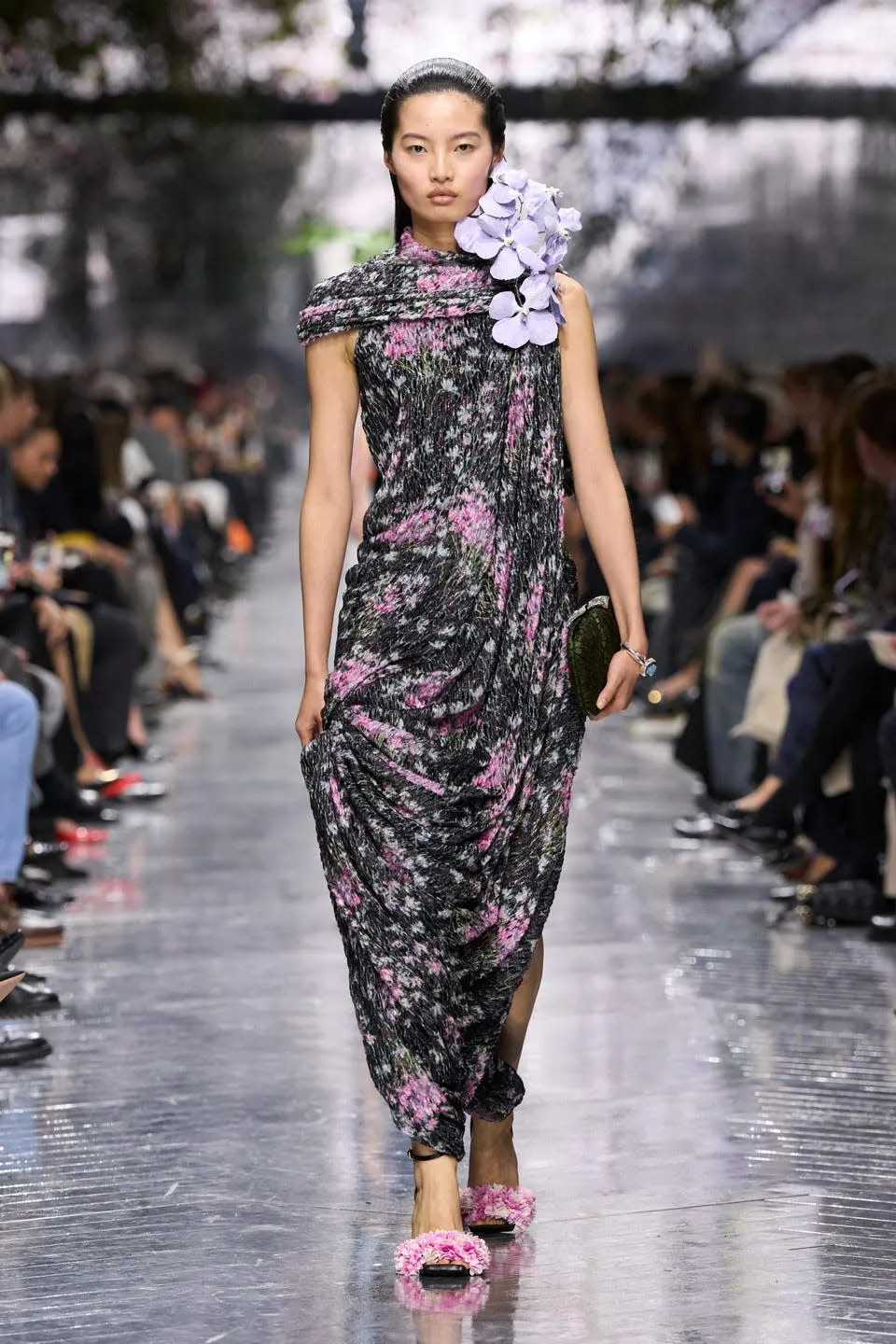  Dior، Jonathan Andersonيُهدي فن الأزياء الراقية باقة من الزهور