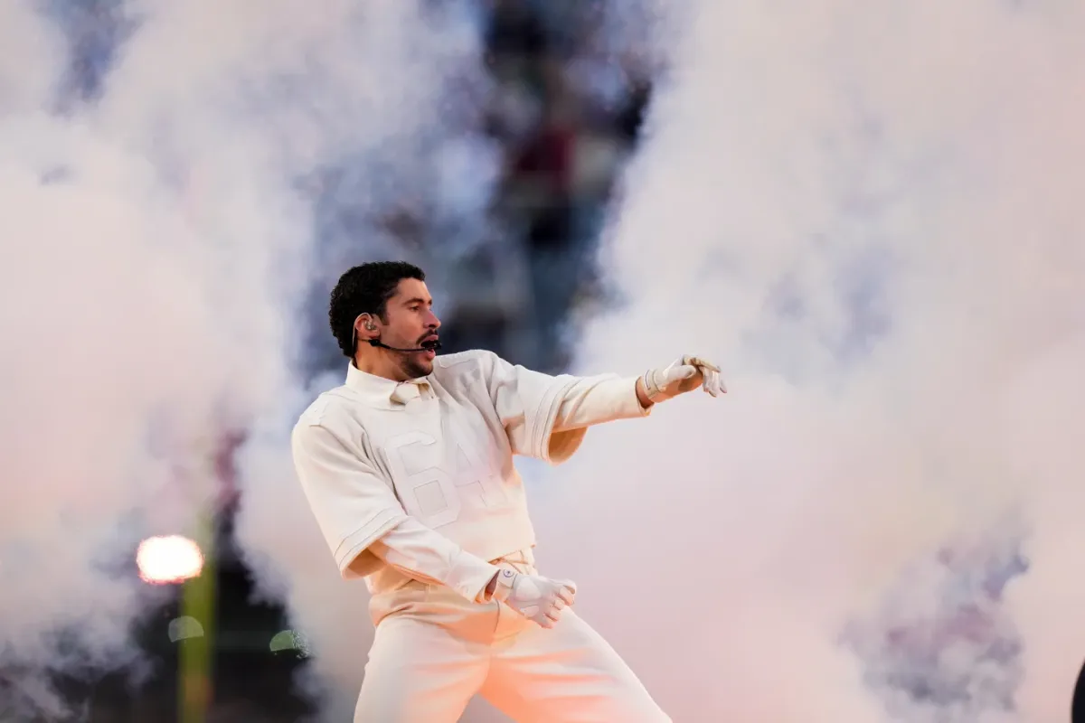 Bad Bunny يجسد تاريخ وثقافة Puerto Rico في عرض ثوري خلال مباراة Super Bowl