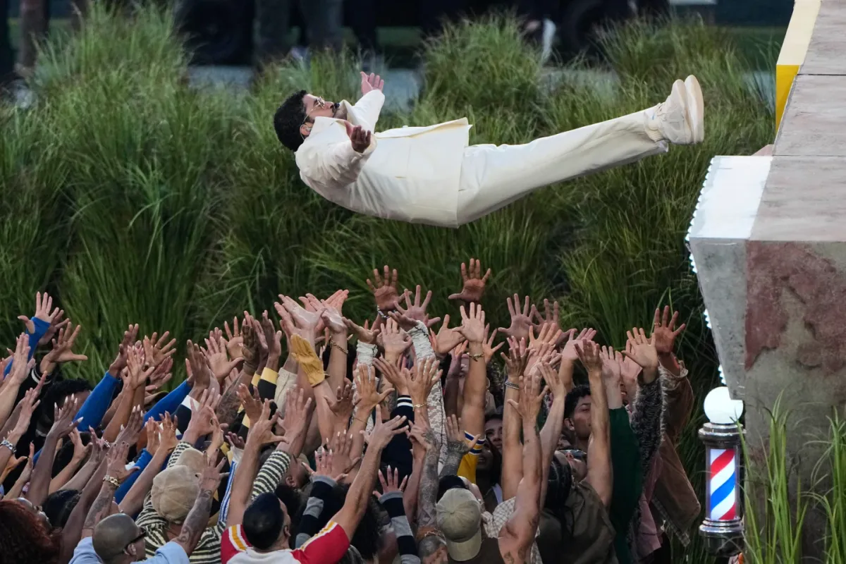 Bad Bunny يجسد تاريخ وثقافة Puerto Rico في عرض ثوري خلال مباراة Super Bowl