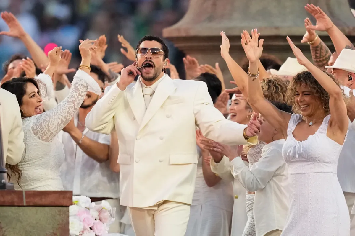 Bad Bunny يجسد تاريخ وثقافة Puerto Rico في عرض ثوري خلال مباراة Super Bowl