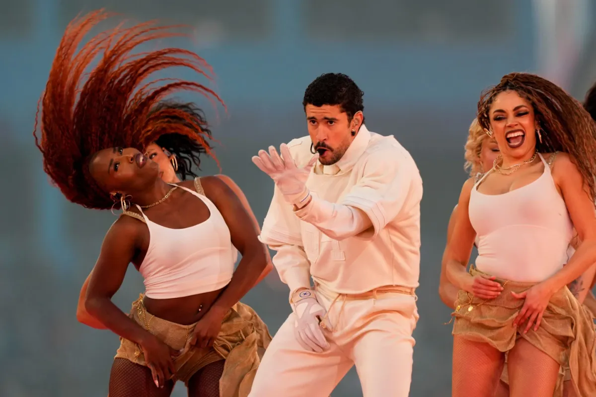Bad Bunny يجسد تاريخ وثقافة Puerto Rico في عرض ثوري خلال مباراة Super Bowl
