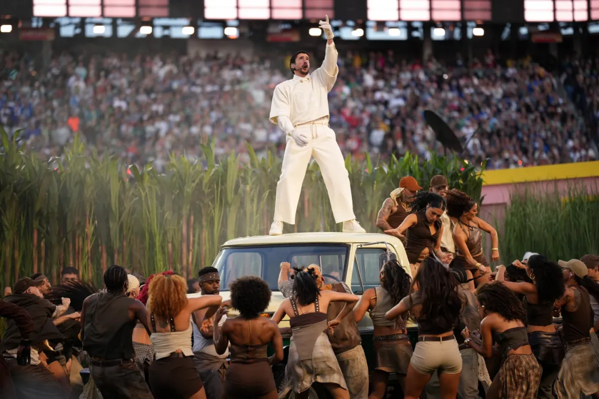 Bad Bunny يجسد تاريخ وثقافة Puerto Rico في عرض ثوري خلال مباراة Super Bowl