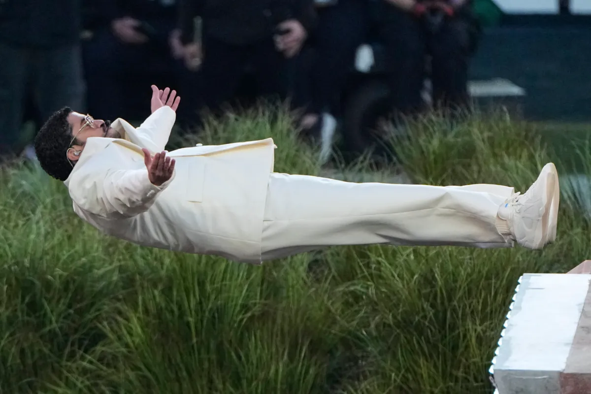 Bad Bunny يجسد تاريخ وثقافة Puerto Rico في عرض ثوري خلال مباراة Super Bowl