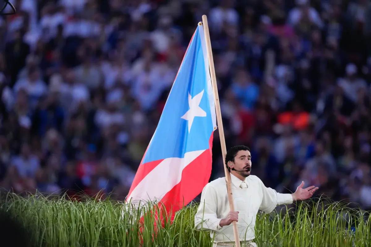 Bad Bunny يجسد تاريخ وثقافة Puerto Rico في عرض ثوري خلال مباراة Super Bowl