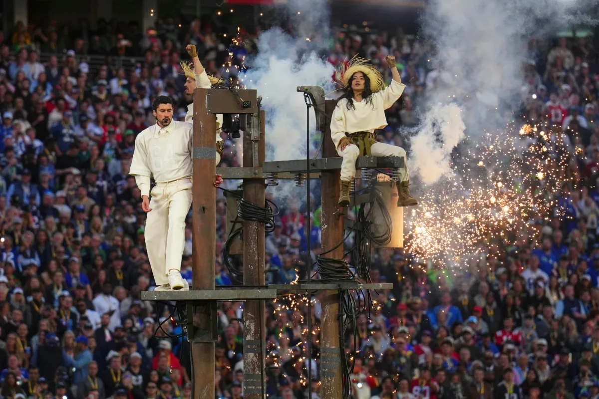 Bad Bunny يجسد تاريخ وثقافة Puerto Rico في عرض ثوري خلال مباراة Super Bowl