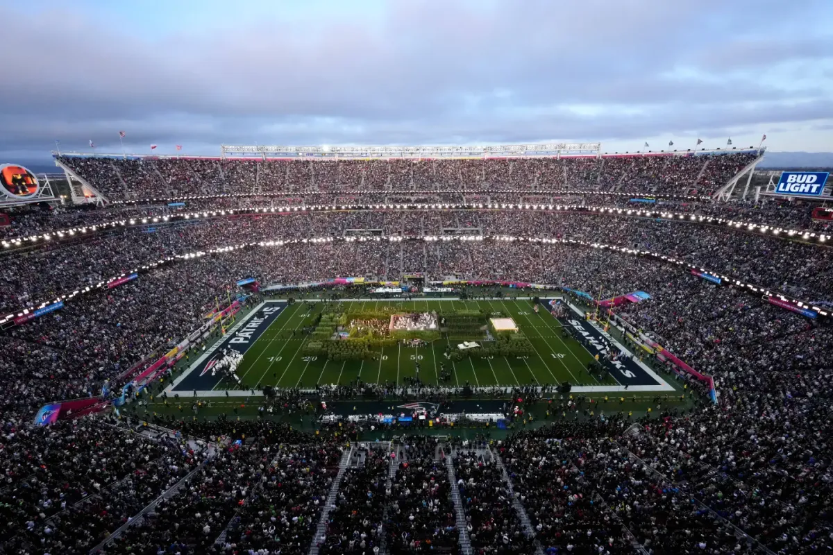 Bad Bunny يجسد تاريخ وثقافة Puerto Rico في عرض ثوري خلال مباراة Super Bowl