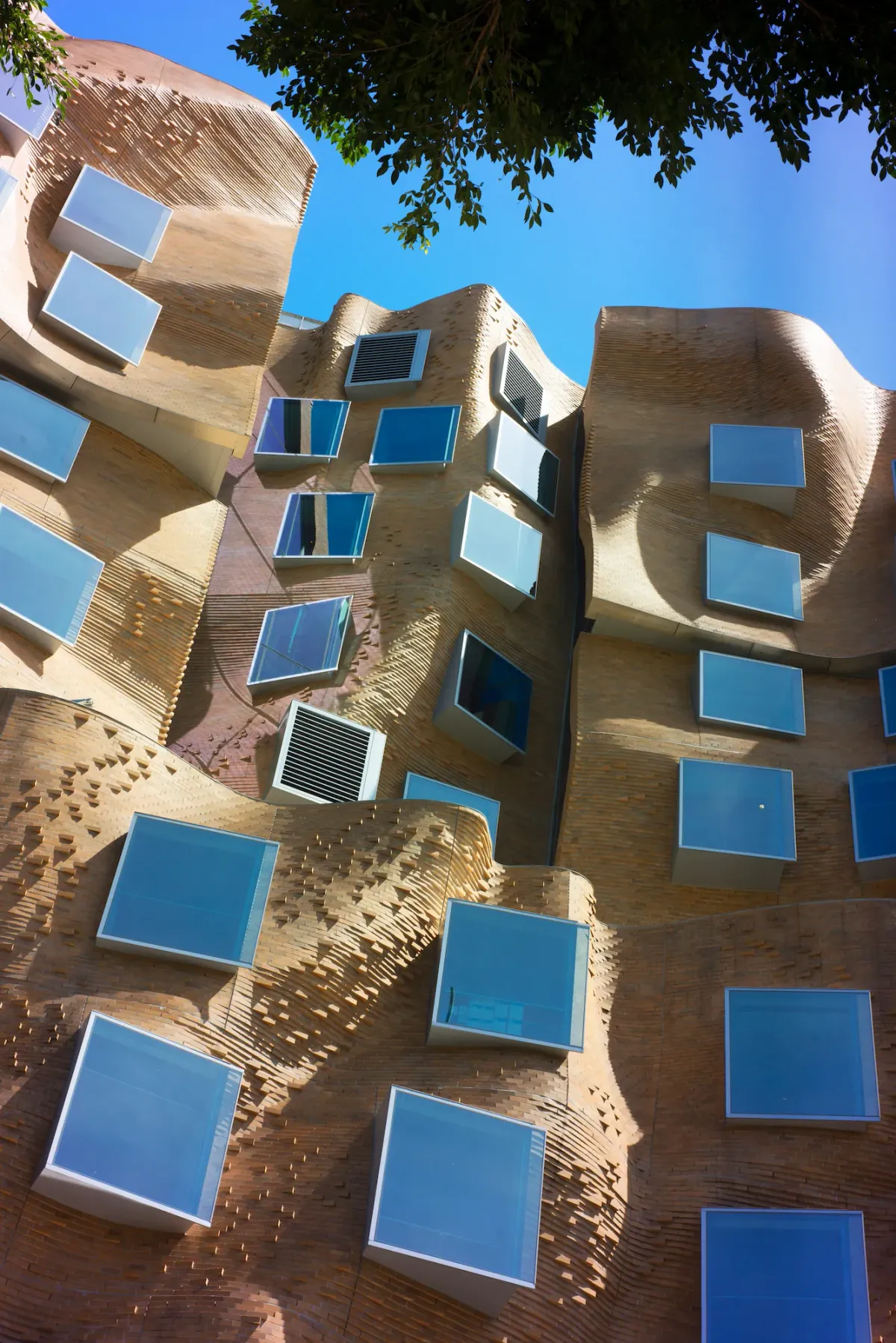  أعظم 34 مبنى من تصميم Frank Gehry في مسيرته