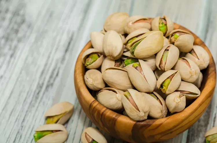 أربع مكسرات قد تساعد في خفض ضغط الدم بشكل طبيعي