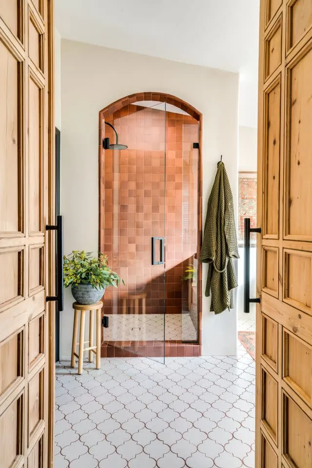 17 فكرة فاخرة لتصميم دش استحمام واسع يحول حمامك إلى منتجع صحي