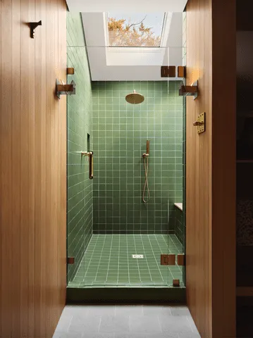 17 فكرة فاخرة لتصميم دش استحمام واسع يحول حمامك إلى منتجع صحي