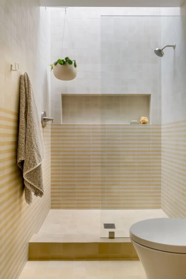 17 فكرة فاخرة لتصميم دش استحمام واسع يحول حمامك إلى منتجع صحي