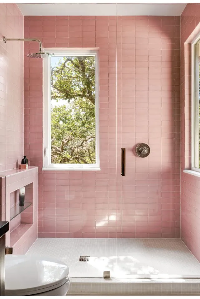 17 فكرة فاخرة لتصميم دش استحمام واسع يحول حمامك إلى منتجع صحي