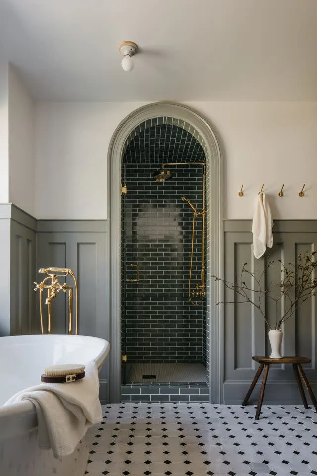 17 فكرة فاخرة لتصميم دش استحمام واسع يحول حمامك إلى منتجع صحي