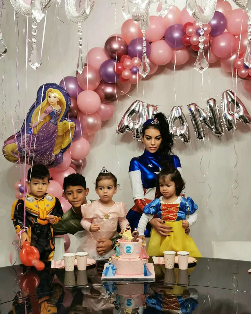 نظرة على حياة Cristiano Ronaldo و Georgina الفاخرة في المملكة العربية السعودية