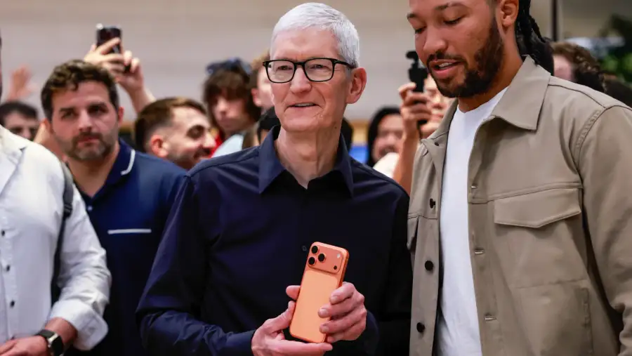 شركة Apple  تُعين John Ternus رئيساً تنفيذياً ليحل محل Tim Cook
