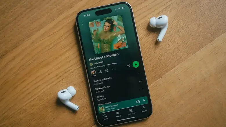 ماذا يحدث إذا ارتديت سماعات AirPods طوال اليوم؟