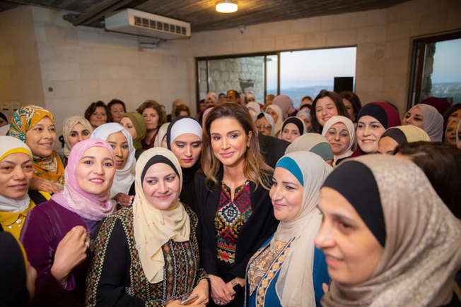 لا تزال الملكة رانيا ملكة الأردن تأسر العالم