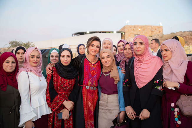 لا تزال الملكة رانيا ملكة الأردن تأسر العالم